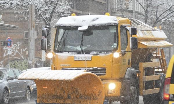60 снегорина почистват улиците в София